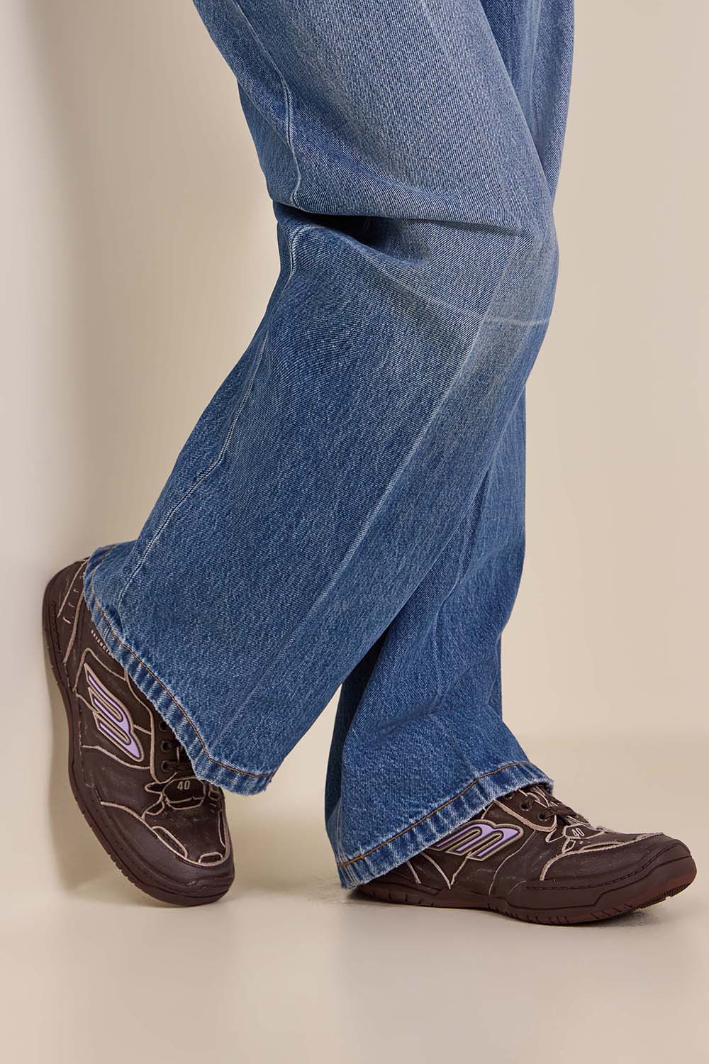 תמונת כל הלוק של נעלי סניקרס המפטונס